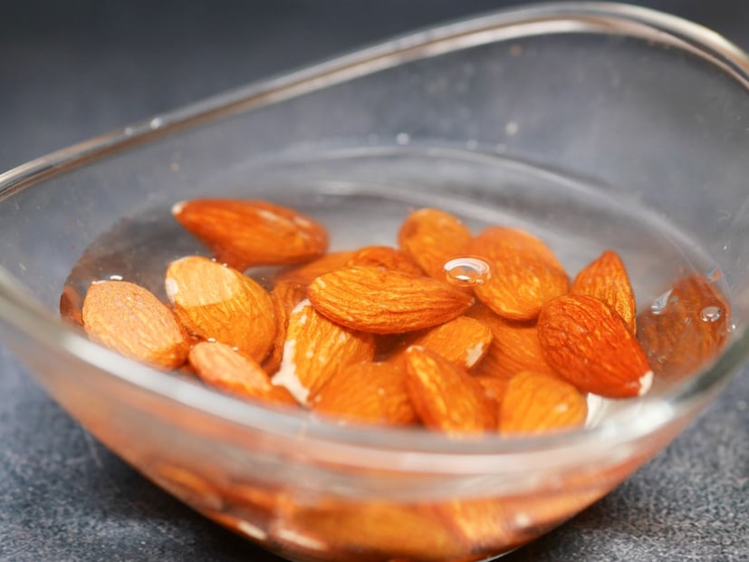 बदामाच्या पृष्ठभागावर काही एन्झाईम-अवरोधक (Enzyme-Inhibiting) पदार्थ असतात. बदाम भिजवल्याने हे पदार्थ निघून जातात. त्यामुळे ते पचायला सोपे जाते आणि शरीर बदामातील पोषण तत्वे आणि ऊर्जा अधिक जलद गतीने शोषून घेऊ शकते.