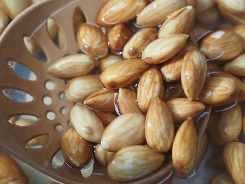 3. मधुमेह आणि हृदयाचे आरोग्य (Diabetes and Heart)मधुमेह आणि हृदयविकारांनी त्रस्त लोकांसाठी भिजवलेले बदाम खूप उपयुक्त आहेत. ते रक्तातील शर्करा (Blood Sugar) पातळी नियंत्रित ठेवण्यास मदत करतात. ते 'खराब कोलेस्टेरॉल' (LDL) कमी करतात आणि हृदयविकाराचा धोका कमी करतात.