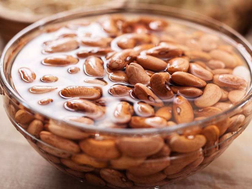 बदाम हे व्हिटॅमिन ई, प्रथिने (Protein), कॅल्शियम, लोह, मॅग्नेशियम आणि निरोगी चरबीने (Healthy Fats) समृद्ध असतात. पण, बदामाचे खरे फायदे तेव्हाच मिळतात, जेव्हा ते योग्य पद्धतीने खाल्ले जातात. तज्ज्ञांच्या मते, बदाम कच्चे खाण्याऐवजी ते भिजवून खाल्ल्यास त्यांचे आरोग्यदायी फायदे अनेक पटींनी वाढतात. त्यामुळे बहुतांश लोक बदाम रात्र भर पाण्यात भिजवून खातात. पण असं का खाल्लं जातं? त्याची योग्य पद्धत काय आहे माहितीय? चला जाणून घेऊ.