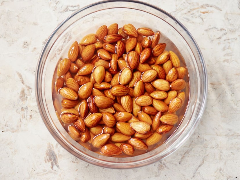 आपल्या शरीराला बळकट ठेवण्यासाठी आणि कार्यक्षम राखण्यासाठी योग्य आहार घेणे अत्यंत महत्त्वाचे आहे. यासाठी तज्ज्ञ हिरव्या भाज्या, फळं, अंड. मांस खाण्याचा सल्ला देतात. आपली भारतीय संस्कृती आणि आयुर्वेदात अनेक पदार्थांना 'सुपरफूड' (Superfood) चा दर्जा देण्यात आला आहे, त्यापैकीच एक आहे बदाम (Almonds). हिवाळ्यात विशेषतः बदाम खाण्यावर भर दिला जातो.