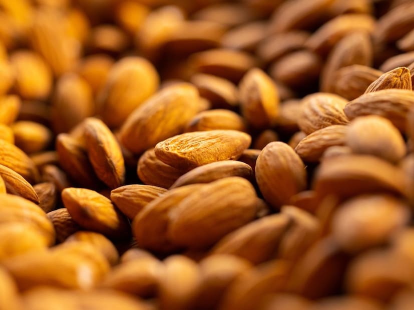 भिजवलेले बदाम खाण्याचे 5 जबरदस्त फायदेआयुष चिकित्सक डॉ. आकांक्षा दीक्षित यांच्या मते, भिजवलेले बदाम खाणे आरोग्यासाठी अनेक प्रकारे लाभदायक ठरते
1. मेंदूची कार्यक्षमता वाढते (Brain Health)
बदाम हे 'ब्रेन फूड' म्हणून ओळखले जातात. यात ओमेगा-3 फॅटी ॲसिड आणि व्हिटॅमिन ई भरपूर प्रमाणात असते. हे घटक मेंदूला ऊर्जा देतात आणि स्मरणशक्ती (Memory) वाढवतात. विद्यार्थी, सतत मानसिक काम करणारे कर्मचारी आणि बौद्धिक काम करणाऱ्या लोकांसाठी हे अत्यंत फायदेशीर आहे. बदामातील पोषण तत्वे मेंदूला 'अँटी-एजिंग' (Anti-Aging) गुणधर्म प्रदान करतात, ज्यामुळे ताण कमी होतो.