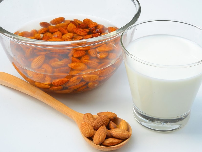 5. पचन सुधारते आणि ऊर्जा मिळते (Digestion and Energy)बदामामध्ये फायबरचे प्रमाण अधिक असते, ज्यामुळे बद्धकोष्ठता (Constipation) आणि इतर पचनाच्या समस्या दूर होतात. याव्यतिरिक्त, ते शरीरातील रक्त परिसंचरण (Blood Circulation) सुधारून थकवा दूर करतात, ज्यामुळे दिवसभर ऊर्जा टिकून राहते. डॉक्टरांच्या सल्ल्यानुसार, निरोगी जीवनशैलीसाठी दररोज सकाळी मूठभर भिजवलेले बदाम खाणे फायदेशीर आहे.