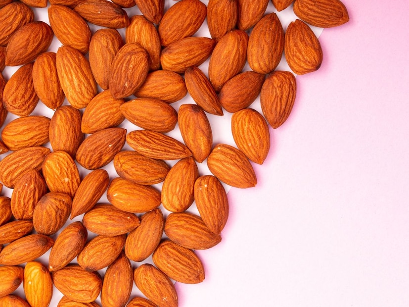 4. वजन नियंत्रणात मदत (Weight Loss)वजन कमी (Weight Loss) करू इच्छिणाऱ्यांसाठी बदाम हा एक उत्तम पर्याय आहे. बदाम पोट दीर्घकाळ भरलेले ठेवतात, ज्यामुळे अनावश्यक आणि अस्वस्थ स्नॅक्स खाण्याची इच्छा कमी होते.