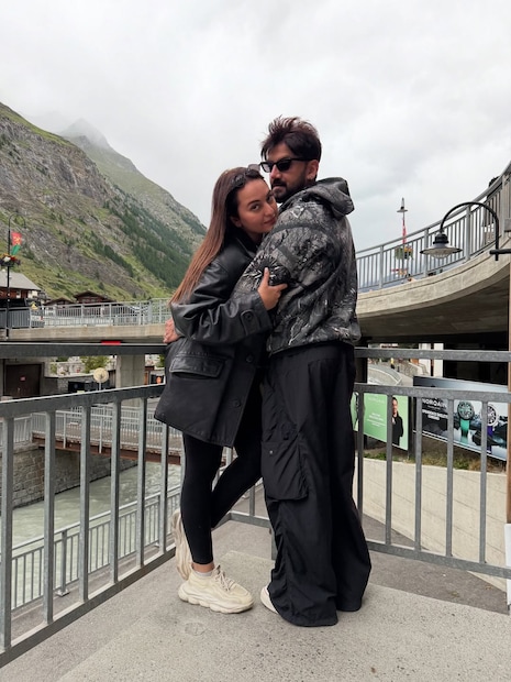 सोनाक्षीने याच पॉडकास्टमध्ये त्यांच्या प्रेमाची सुरुवात कशी झाली, यावरही भाष्य केले. सोनाक्षीने खुलासा केला की, डेटिंग सुरू झाल्यानंतर एका आठवड्याच्या आतच तिने जहीरला 'आय लव्ह यू' बोलून टाकले होते. जहीरने हे ऐकून हसून तिची थट्टा केली होती आणि तिला वेडी म्हटले.