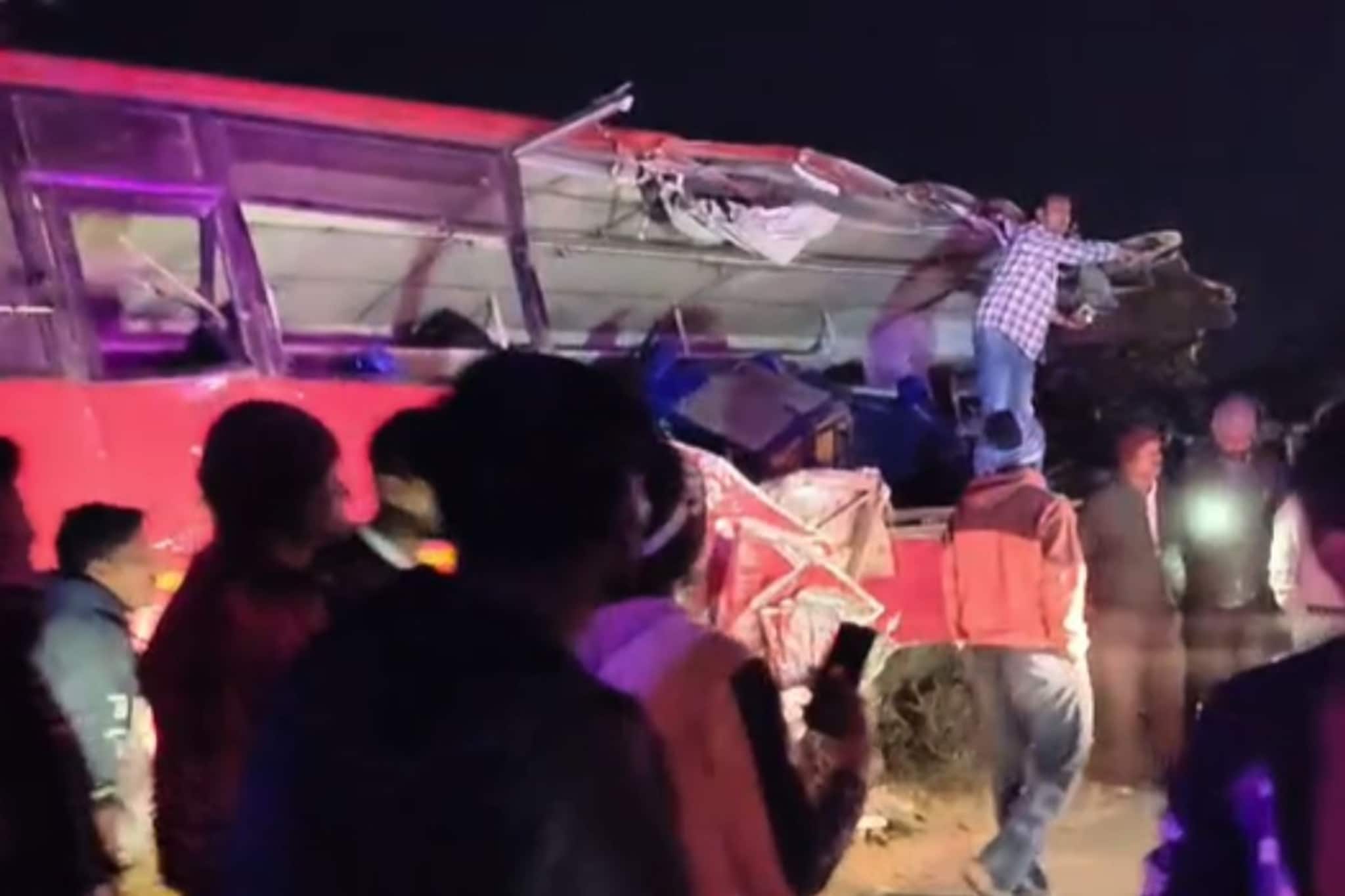 ST बसचा भयानक अपघात, ट्रकच्या धडकेनं अर्धी बस चिरली, 2 जण जागीच ठार; घटनास्थळाच