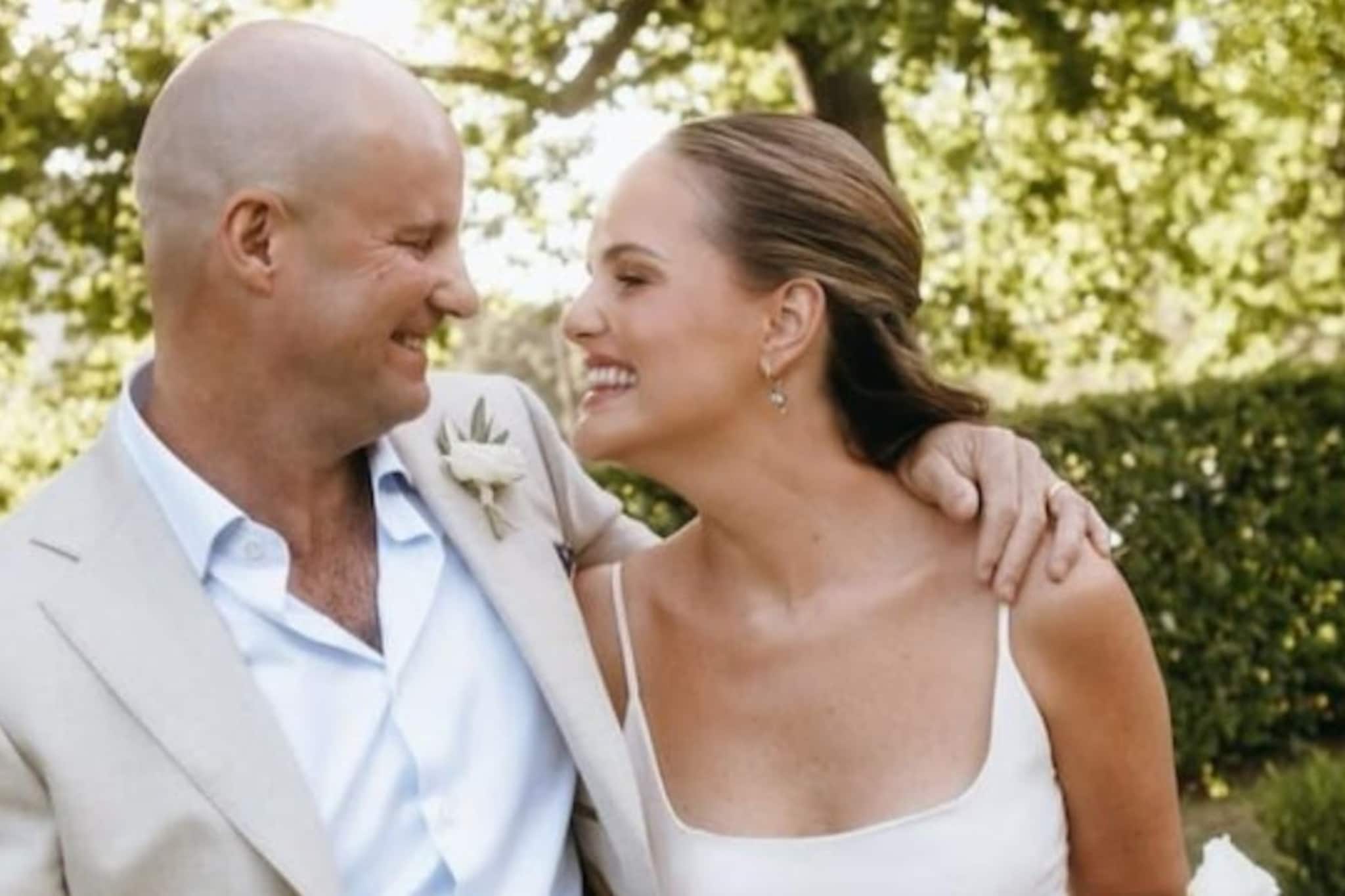 48व्या वर्षी क्रिकेटपटूचं दुसरं लग्न, 18 वर्ष लहान गर्लफ्रेंडसोबत नवी इनिंग सुरू