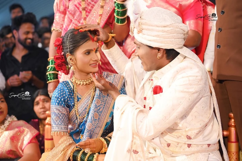 'बिग बॉस मराठी 5'चा विजेता सूरज चव्हाण अखेर विवाहबंधनात अडकला आहे. 29 नोव्हेंबर रोजी त्याने आपल्या मामाची मुलगी संजना गोफणे हिच्याशी सात फेरे घेतले. 'बिग बॉस मराठी 5'चा विजेता सूरज चव्हाण अखेर विवाहबंधनात अडकला आहे. 29 नोव्हेंबर रोजी त्याने आपल्या मामाची मुलगी संजना गोफणे हिच्याशी सात फेरे घेतले.