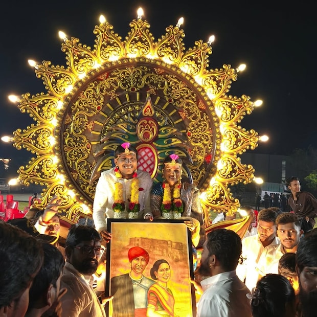 रील स्टार आणि बिग बॉस मराठी 5 चा विजेता सूरज चव्हाणचं 29 नोव्हेंबर रोजी लग्न झालं. सूरजने त्याच्या मामाची मुलगी संजना गोफणे हिच्याबरोबर लग्नगाठ बांधली. मोठ्या धुमधडाक्यात सूरज चव्हाणचं लग्न झालं. लग्नाला प्रचंड गर्दी झाली होती. गावातील, गावाबाहेरच्या अनेक लोकांनी सूरजच्या लग्नाला उपस्थिती लावली होती. रील स्टार आणि बिग बॉस मराठी 5 चा विजेता सूरज चव्हाणचं 29 नोव्हेंबर रोजी लग्न झालं. सूरजने त्याच्या मामाची मुलगी संजना गोफणे हिच्याबरोबर लग्नगाठ बांधली. मोठ्या धुमधडाक्यात सूरज चव्हाणचं लग्न झालं. लग्नाला प्रचंड गर्दी झाली होती. गावातील, गावाबाहेरच्या अनेक लोकांनी सूरजच्या लग्नाला उपस्थिती लावली होती.