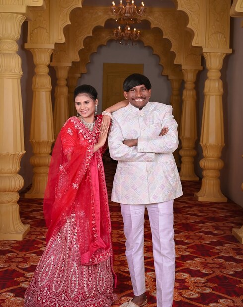 लग्नानंतर पहिल्यांदाच सूरजने आपल्या इन्स्टाग्रामवर एक खास पोस्ट शेअर केली. या पोस्टमध्ये त्याने पत्नी संजनासोबतचे प्री वेडिंगचे फोटो शेअर केलेत. या लय भारी फोटोसह सूरजनं त्याच्या भाषेत झापुक झुपूक कॅप्शनही दिलं आहे. 