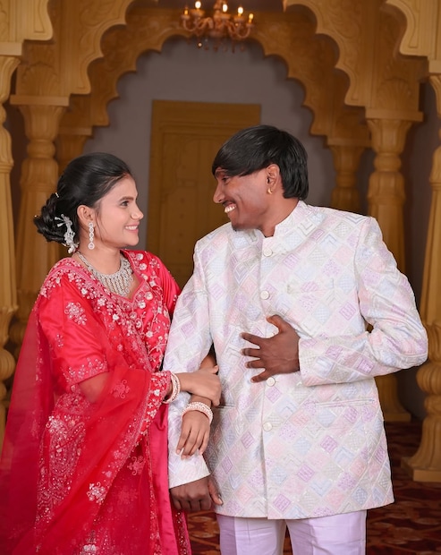 सूरज चव्हाणच्या या पोस्टवर चाहत्यांनीही शुभेच्छांचा वर्षाव केला आहे. त्याला अनेक शुभेच्छा आणि शुभाशीर्वाद दिलेत.  एका चाहत्यानं लिहिलंय, 