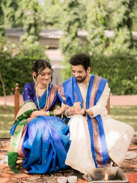 अक्षता आणि स्वानंद गेली अनेक वर्ष रिलेशनमध्ये आहेत. 2023 मध्ये दोघांनी साखरपुडा केला होता. साखरपुड्याच्या दोन वर्षांनी दोघांनी लग्न करण्याचा निर्णय घेतला. 