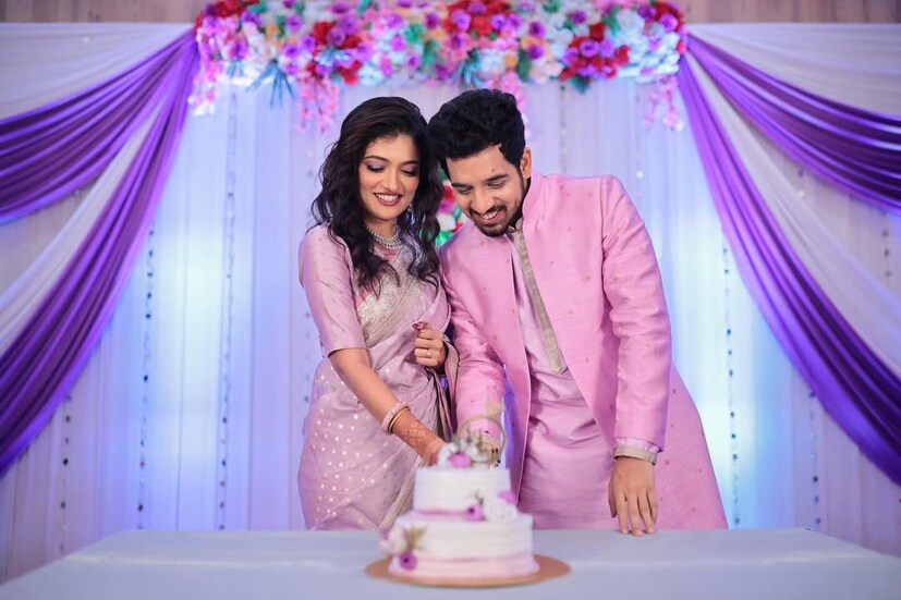 बिग बॉस मराठी 5 चा विजेता सूरज चव्हाणने नुकतंच लग्न केलं. सूरज नंतर प्रसिद्ध मराठी अभिनेता स्वानंद केतकर आणि अभिनेत्री अक्षता आपटे यांनीही लग्न केलं. दोघांच्या लग्नाचे फोटो सध्या सोशल मीडियावर व्हायरल होत आहेत. 