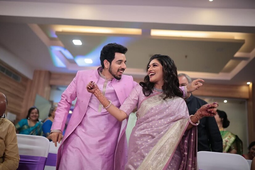 स्वानंदची बायको अक्षता ही देखील अभिनेत्री आहे. 'नवरी मिळे हिटलरला' या मालिकेत ती महत्त्वाच्या भुमिकेत होती. अभिनयाबरोबरच ती उत्तम कवयित्री आहे. 