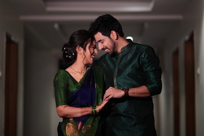 तर स्वानंद 'तू तेव्हा तशी' या मालिकेतून प्रेक्षकांच्या भेटीला आला होता. त्यात त्याने रूमानी खरेच्या बॉयफ्रेंडचा रोल केला होता. या मालिकेतील त्याची भुमिकाही प्रेक्षकांना आवडली होती. 