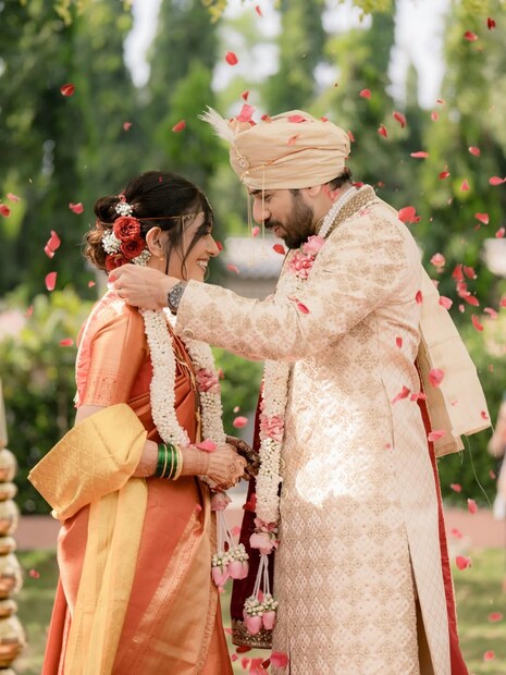 असंच काहीस घडलं आहे एका प्रसिद्ध अभिनेत्याबरोबर आणि अभिनेत्रीबरोबर. मालिकेत भाऊ आणि बहिणीची भूमिका साकारणारे हे दोघे खऱ्या आयुष्यात आता एकमेकांचे नवरा बायको झाले आहेत. 