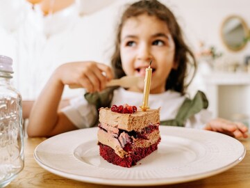 गोड खाल्ल्यावर सुस्ती का येते? डॉक्टरांनी सांगितलं यामागचं धक्कादायक सायन्स