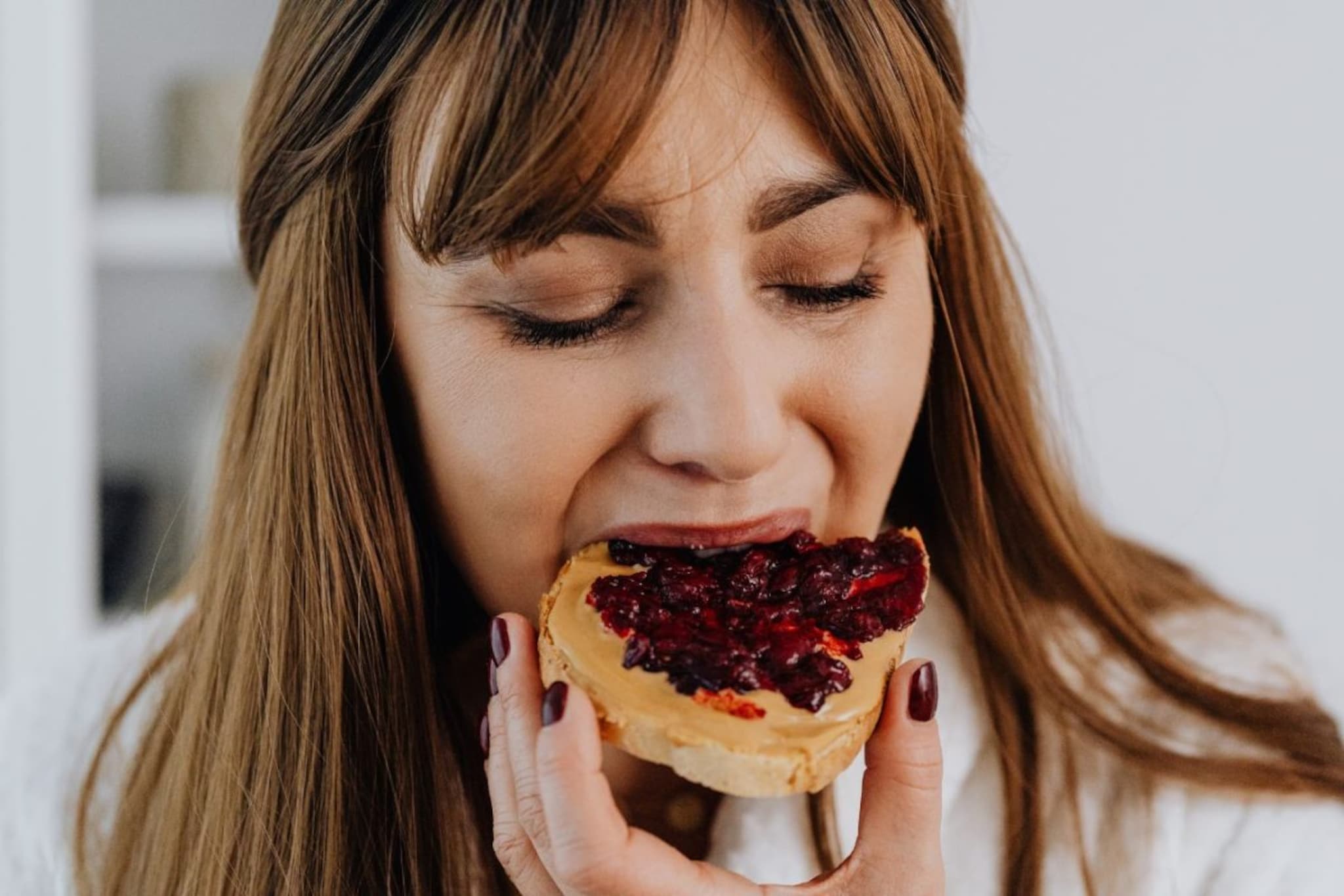 गोड खाल्ल्यावर सुस्ती का येते? डॉक्टरांनी सांगितलं यामागचं धक्कादायक सायन्स