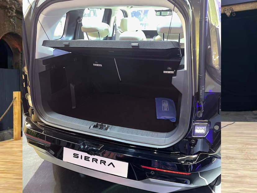 तसंच tata sierra मध्ये दमदार असे फिचर्स दिले आहे. यामध्ये 19 इंचाचे अलॉय व्हिल्स दिले आहे. tata sierra मध्ये तब्बल  622 लिटर बूट स्पेस दिली आहे. सध्या ही tata sierra ही  ५ सिटर  व्हेरिएंटमध्ये टाटाने आपल्या नव्या Hyperion पेट्रोल इंजिन सुद्धा दिलं आहे. 