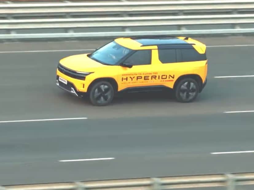 भारतातील सर्वात मोठी वाहन उत्पादक कंपनी पैकी एक असलेल्या टाटा मोटर्सने अलीकडे आपली धाकड अशी Tata Sierra लाँच केली. Tata Sierra लाँच झाल्यापासून मार्केटमध्ये खळबळ उडवून दिली आहे. लूक, दमदार इंजिन आणि किंमतीमुळे Tata Sierra चा सगळीकडे बोलबाला आहे. अशातच टाटा मोटर्सने सलग १२ तास Tata Sierra चालवली. भारतातील सर्वात मोठी वाहन उत्पादक कंपनी पैकी एक असलेल्या टाटा मोटर्सने अलीकडे आपली धाकड अशी Tata Sierra लाँच केली. Tata Sierra लाँच झाल्यापासून मार्केटमध्ये खळबळ उडवून दिली आहे. लूक, दमदार इंजिन आणि किंमतीमुळे Tata Sierra चा सगळीकडे बोलबाला आहे. अशातच टाटा मोटर्सने सलग १२ तास Tata Sierra चालवली.