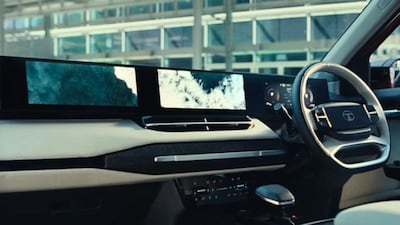 Tata Sierra लाँच झाल्यापासून मार्केटमध्ये खळबळ उडवून दिली आहे. लूक, दमदार इंजिन आणि किंमतीमुळे Tata Sierra चा सगळीकडे बोलबाला आहे. अशातच टाटा मोटर्सने सलग 12तास Tata Sierra चालवली.