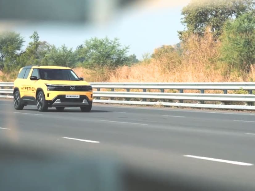 फक्त ड्रायव्हर बदलण्यासाठी छोटे ब्रेक घेतले होते.  Tata Sierra मध्ये नव्याने 1.5L Hyperion पेट्रोल इंजिन दिलं आहे.  Hyperion इंजिन हे इंधनाचा अचूक वापर आणि उत्तम मायलेज देण्यासाठी तयार केलं आहे. 