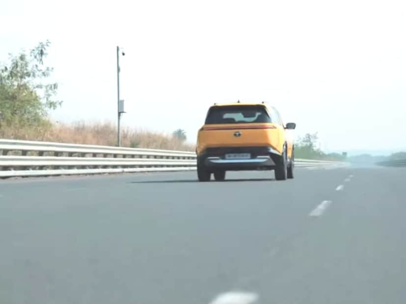 टाटा मोटर्सकडून नव्याने लाँच केलेल्या Tata Sierra च्या वेगवेगळ्या चाचण्या घेतल्या जात आहे. अशातच इंदुरमध्ये  NATRAX च्या ट्र्रॅकवर एक चाचणी घेण्यात आली.  टाटाचं नवीन 1.5-लिटर Hyperion इंजिन असलेली Tata Sierra ला सलग कुठेही न ब्रेक घेता 12 तास चालवलं. यावेळी 29.9 किमी इतकं मायलेज दिल्याचं समोर आलं आहे. भारतात कोणत्याही SUV ने इतकं मायलेज देण्याची ही पहिलीच वेळ आहे. 