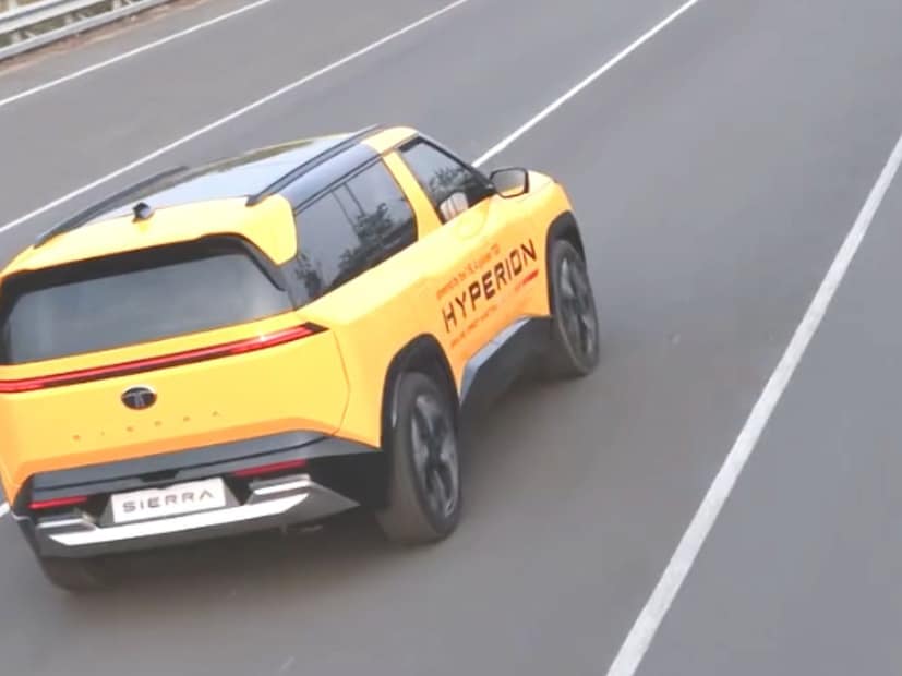  Tata Sierra ची किंमत ही ११.४९ लाखांपासून सुरू होते तर टॉप मॉडेल हे १५.९९ लाखांपासून सुरू होईल ते १८.४९ लाखांपर्यंत आहे. Tata Sierra 2025 चं प्री बुकिंग सुरू झालं आहे, २१ हजारांमध्ये तुम्ही ही गाडी बूक करू शकतात. टाटाच्या अधिकृत डिलरशीप आणि ऑनलाईन सुरू होणार आहे. तर tata sierra ची डिलिव्हरी ही 16 जानेवारी २०२६ पासून सुरू होणार आहे.