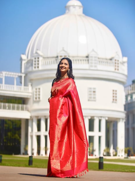 अभिनेत्री होण्यासाठी अनेक अभिनेत्री येतात आणि जातात. पण फार कमी अभिनेत्री अशा आहेत ज्या अभिनय क्षेत्रात आपली छाप उमटवतात आणि ती कायम ठेवतात. अशीच एक अभिनेत्री म्हणजे तेजश्री प्रधान. लहानांपासून वृद्धांपर्यंत सगळेच तेजश्री प्रधानचे फॅन्स आहेत. मुळची डोंबिवलीची असणारी तेजश्री प्रधान अभिनय क्षेत्रात आली आणि इथलीच झाली. अभिनेत्री होण्यासाठी अनेक अभिनेत्री येतात आणि जातात. पण फार कमी अभिनेत्री अशा आहेत ज्या अभिनय क्षेत्रात आपली छाप उमटवतात आणि ती कायम ठेवतात. अशीच एक अभिनेत्री म्हणजे तेजश्री प्रधान. लहानांपासून वृद्धांपर्यंत सगळेच तेजश्री प्रधानचे फॅन्स आहेत. मुळची डोंबिवलीची असणारी तेजश्री प्रधान अभिनय क्षेत्रात आली आणि इथलीच झाली.