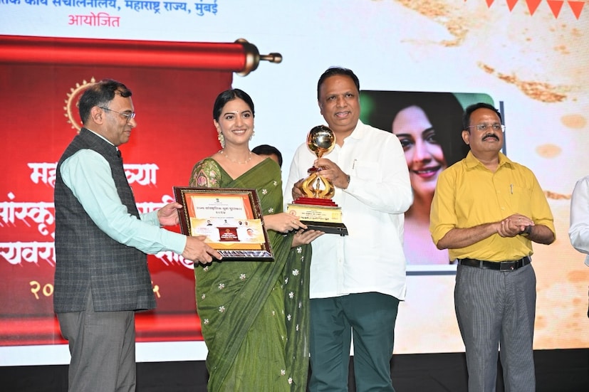 तेजश्रीला तिच्या करिअरमध्ये पहिल्यांदाच शासनाचा पुरस्कार मिळाला आहे. चाहत्यांकडून तिचं अभिनंदन होतंय. तिने देखील, 