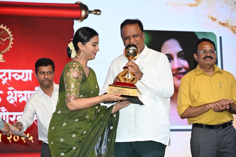 अभिनेत्री तेजश्री प्रधानला राज्य सांस्कृतिक युवा पुरस्कार 2024 ने सन्मानित करण्यात आलं. पुरस्कार स्वीकारल्यानंतर तेजश्रीनं भावुक पोस्ट लिहिली आहे. तेजश्रीनं पोस्टमध्ये लिहिलंय, 