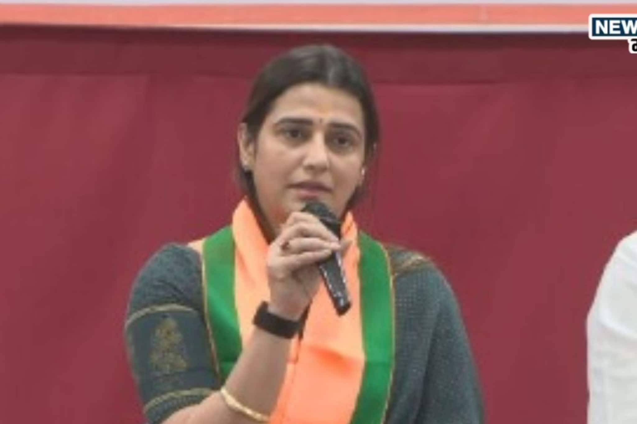 Tejasvee Ghosalkar Join BJP: तेजस्वी घोसाळकरांचा अखेर भाजपात प्रवेश, चारच ओळी बोलल्या, 'शिवसेनेने मला...' Tejasvee Ghosalkar Join BJP: तेजस्वी घोसाळकरांचा अखेर भाजपात प्रवेश, चारच ओळी बोलल्या, 'शिवसेनेने मला...'