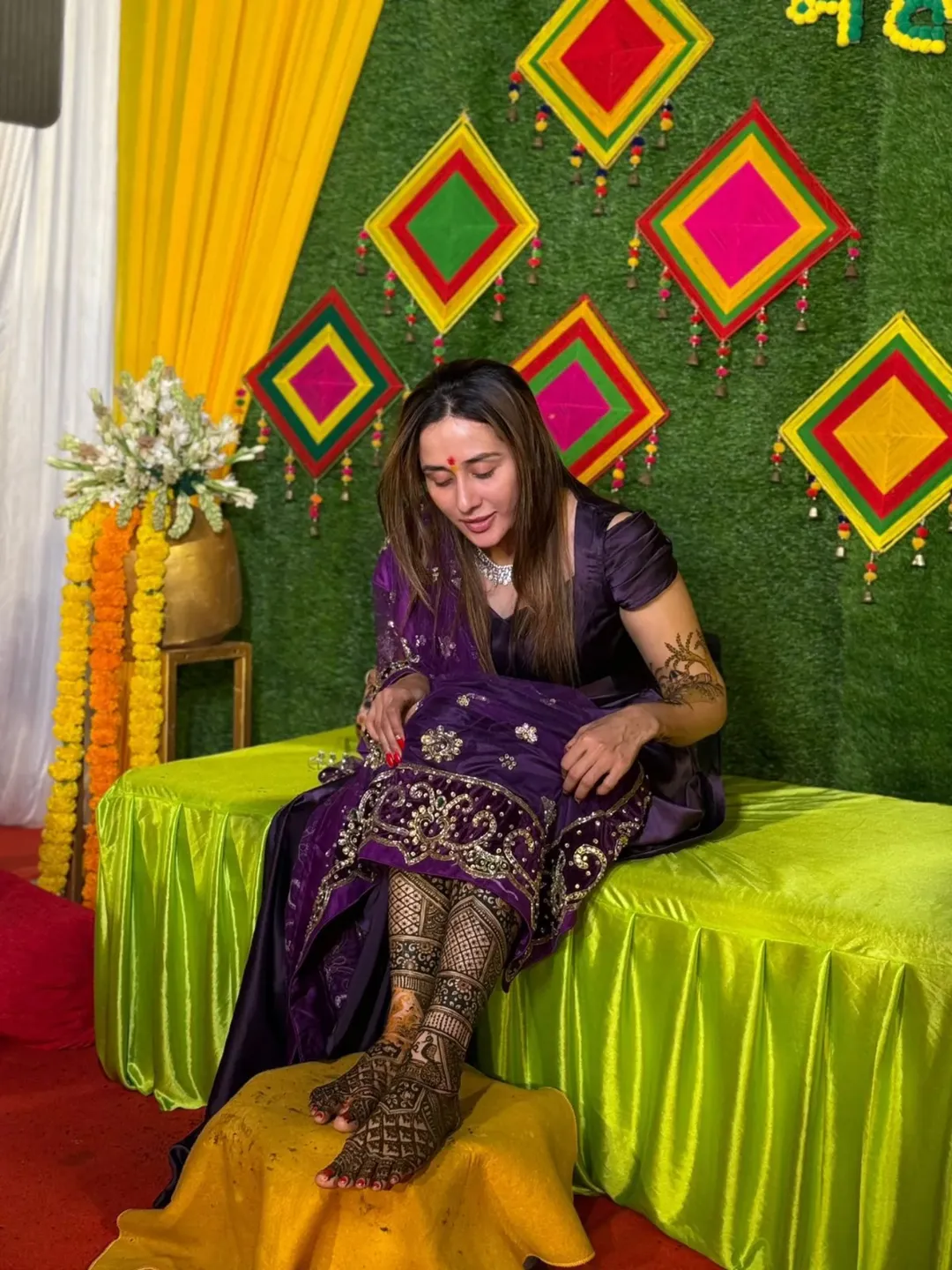 मेहंदीच्या कार्यक्रमात तेजस्विनीने जांभळ्या रंगाचा ड्रेस परिधान केला होता. तिच्या हातावर समाधान यांच्या नावाची मेहंदी काढली. लग्नासाठी तेजस्विनीनं दुल्हन मेहंदी हातावर काढली आहे. 