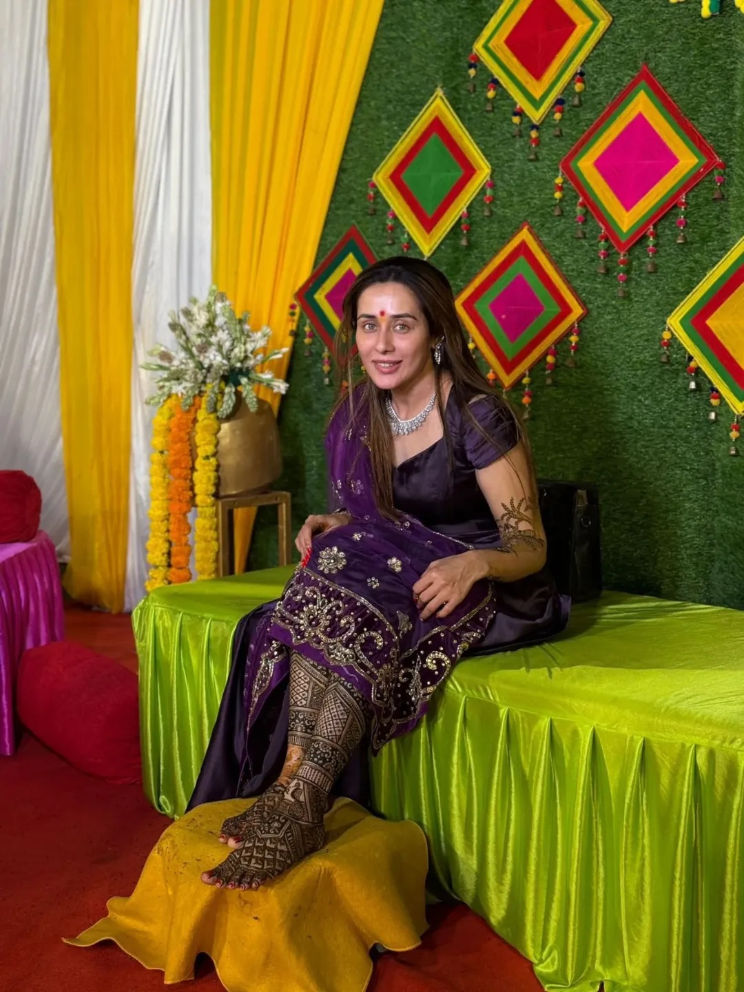 तेजस्विनीच्या हात आणि पायांवर खुललेल्या मेहंदीच्या नक्षीमुळे तिचं सौंदर्य अधिकच खुलून दिसत होतं. कार्यक्रमात तेजस्विनीचा लूक, तिची स्मितहास्य ती लग्नासाठी किती उत्साही आणि खूश आहे हे सांगून जात आहे. 