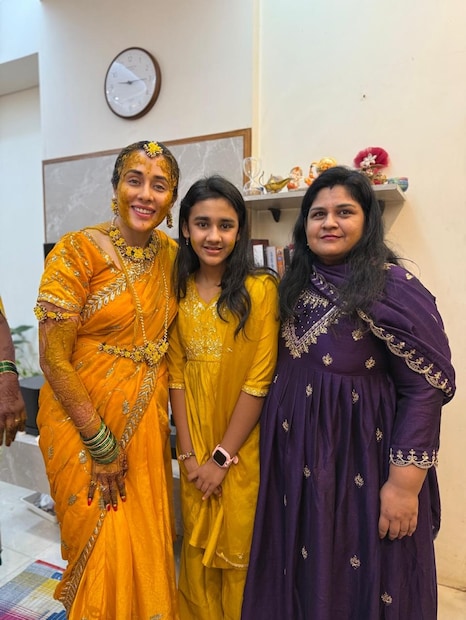 तेजस्विनीच्या हळदीला तिच्या ऑनस्क्रिन लेकीने देखील हजेरी लावली होती. 'तुझेच मी गीत गात आहे' या मालिकेत तेजस्विनी लोणारीच्या मुलीची भूमिका साकारणारी स्वराची म्हणजेच अभिनेत्री अवनी तायवडे हिनं हळदीला हजेरी लावली होती.