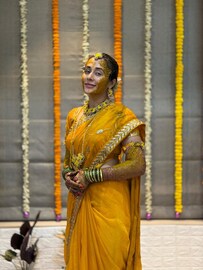 तेजस्विनी लोणारीच्या हळदीला ऑनस्क्रिन लेकीची हजेरी, स्वराला ओळखणंही कठीण!