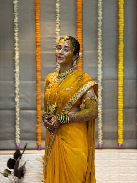 लोकप्रिय मराठी अभिनेत्री आणि निर्माती तेजस्विनी लोणारी काही तासातच बोहल्यावर चढणार आहे. तेजस्विनीचं लग्न होतंय. तिच्या लग्नाआधीच्या विधी अत्यंत साध्या पद्धतीनं साजऱ्या झाल्या.