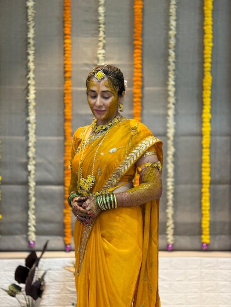 तेजस्विनीचा हळदी समारंभ तिच्या घरी पार पडला. अत्यंत पारंपरिक आणि साधेपणानं तेजस्विनीला हळद लावण्यात आली. हळदीचे फोटो सोशल मीडियावर व्हायरल होत असून चाहत्यांकडून तेजस्विनीवर शुभेच्छांचा वर्षाव होत आहे.