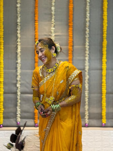 तेजस्विनीच्या हळदीचा समारंभ हा पूर्णपणे घरच्या घरी, कुटुंबीयांच्या उपस्थितीत पार पडला. तेजस्विनीनं पिवळी साडी आणि फ्लोरल ज्वेलरी हळदीसा घातली होती. 