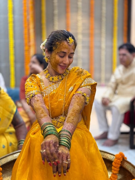 तेजस्विनीच्या हळदीला स्वराला पाहून चाहत्यांना मालिकेची आठवण झाली आहे. मालिकेतील स्वरा आणि आताची स्वरा यांच्यात खूप फरक दिसून आला. दोघींना पुन्हा एकत्र पाहून चाहत्यांचा आनंद व्यक्त केला.