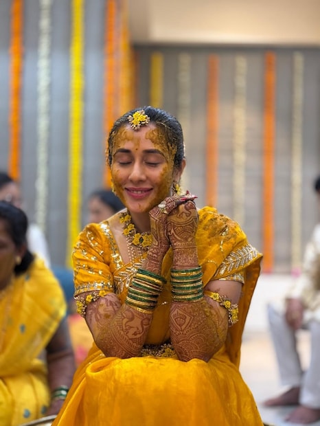 सोशल मीडियावर तेजस्विनीच्या हळदीचे फोटो पाहून चाहत्यांनी कमेंट्सचा वर्षाव केला आहे. अभिनेत्रीचा हा नव्या आयुष्याचा प्रवास सुखकर व्हावा, अशी अनेकांनी शुभेच्छा दिल्या आहेत. तिच्या लग्नाचे इतर सोहळेही आता चाहत्यांमध्ये चर्चेचा विषय ठरत आहेत.