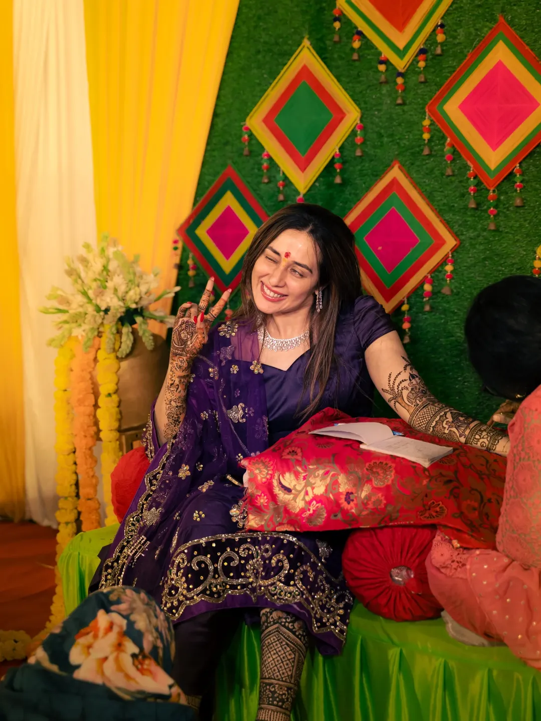 एकीकडे केळवण दुसरीकडे मेहंदी, तेजस्विनी लोणारी - समाधानची लगीन घाई, PHOTO एकीकडे केळवण दुसरीकडे मेहंदी, तेजस्विनी लोणारी - समाधानची लगीन घाई, PHOTO