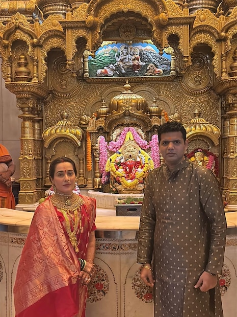 लग्नानंतर सत्यनारायण पूजा आणि देवदर्शन आटोपून तेजस्विनी आणि समाधान थेट लंडनच्या थंड वातावरणात पोहोचले आहेत.