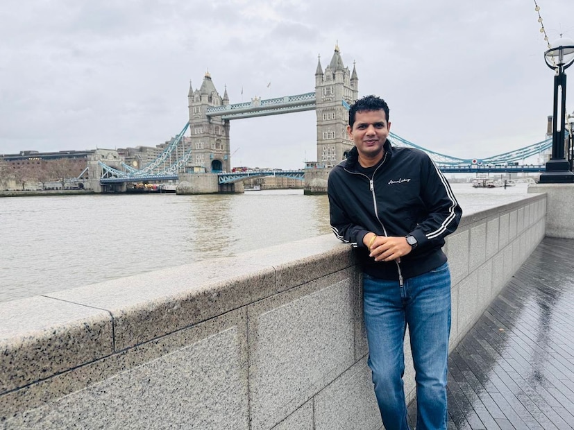 तेजस्विनीने ज्यांच्यासोबत आयुष्याची नवी सुरुवात केली आहे, ते समाधान सरवणकर हे मुंबई महानगरपालिकेचे माजी नगरसेवक आहेत. ते शिवसेनेचे (शिंदे गट) ज्येष्ठ नेते आणि माजी आमदार सदा सरवणकर यांचे सुपुत्र आहेत.