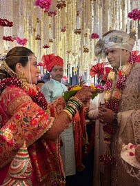 राजकीय नेत्याची झाली बायको, लग्नानंतर तेजस्विनी लोणारीनं सोडला भारत? गेली कुठे?