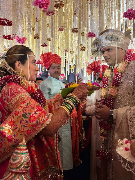 डिसेंबर महिन्याच्या पहिल्या आठवड्यात <a href = 'https://news18marathi.com/tag/marathi-celebrity/'>मराठी कलाकार</a>ांची लगीन सराई जोरदार सुरू होती. पूजा बिरारी-सोहम बांदेकर, प्राजक्ता गायकवाड, निमिश कुलकर्णी सारख्या बऱ्याच कलाकारांनी लग्न केलं. अभिनेत्री तेजस्विनी लोणारी हिचं लग्न देखील 4 डिसेंबर रोजी थाटात पार पडलं. डिसेंबर महिन्याच्या पहिल्या आठवड्यात <a href = 'https://news18marathi.com/tag/marathi-celebrity/'>मराठी कलाकार</a>ांची लगीन सराई जोरदार सुरू होती. पूजा बिरारी-सोहम बांदेकर, प्राजक्ता गायकवाड, निमिश कुलकर्णी सारख्या बऱ्याच कलाकारांनी लग्न केलं. अभिनेत्री तेजस्विनी लोणारी हिचं लग्न देखील 4 डिसेंबर रोजी थाटात पार पडलं.