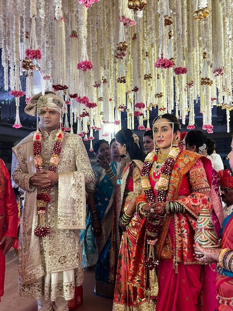 मराठी चित्रपटसृष्टीतील प्रसिद्ध अभिनेत्री अखेर राजकीय कुटुंबाची सून झाली. तेजस्विनी लोणारीने शिवसेना पक्षाचे युवा नेते समाधान सरवणकर यांच्याबरोबर लग्न केलं. दोघांचा शाही विवाहसोहळा नुकताच पार पडला. मराठी चित्रपटसृष्टीतील प्रसिद्ध अभिनेत्री अखेर राजकीय कुटुंबाची सून झाली. तेजस्विनी लोणारीने शिवसेना पक्षाचे युवा नेते समाधान सरवणकर यांच्याबरोबर लग्न केलं. दोघांचा शाही विवाहसोहळा नुकताच पार पडला.