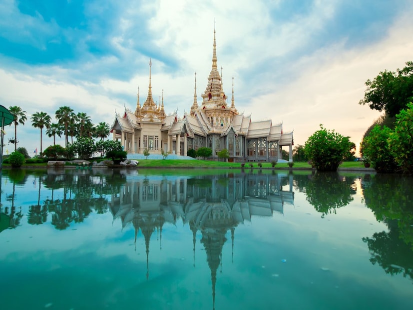 2. सामाजिक व्यवस्था राखणेकामाच्या ठिकाणाव्यतिरिक्त, सरकारने या बंदीकडे सामाजिक शांतता आणि व्यवस्था राखण्याचे साधन म्हणूनही पाहिले. दिवसा दारूच्या सेवनामुळे सार्वजनिक ठिकाणी गोंधळ किंवा किरकोळ गुन्हेगारी घटनांमध्ये वाढ होण्याची शक्यता असते. काही तासांसाठी दारूची उपलब्धता मर्यादित करून, अधिकाऱ्यांनी अशा समस्या कमी होण्याची आशा व्यक्त केली होती.