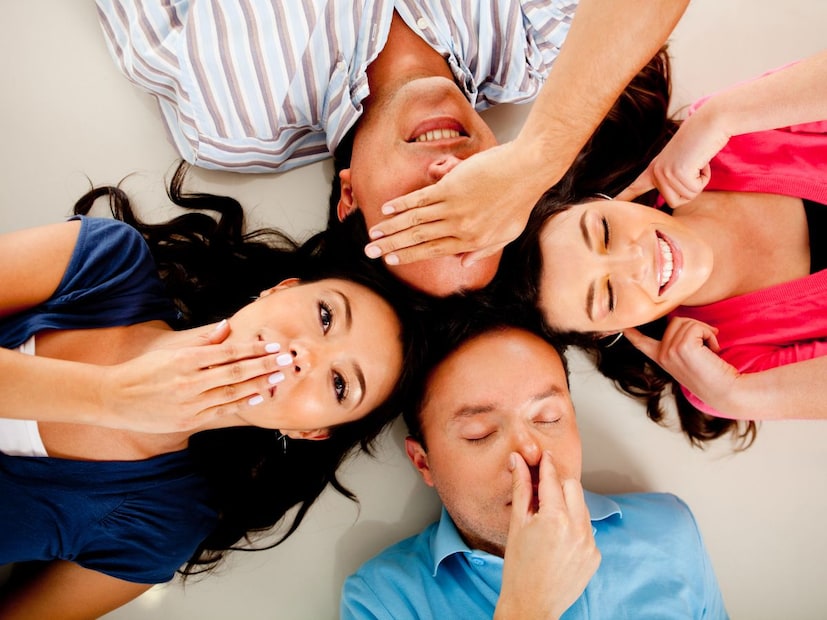 1. सुरक्षितता आणि आराम (Safety and Comfort)जेव्हा तुम्ही तीच मालिका पुन्हा पाहता, तेव्हा तुम्हाला कथा (Story) माहीत असते. त्यामुळे मेंदूला नवीन माहितीवर प्रक्रिया (Processing) करावी लागत नाही. यामुळे मनाला खूप सुरक्षित आणि आरामदायी वाटते. जेवताना किंवा तणावात असताना, मेंदूला विश्रांती हवी असते आणि TMKOC सारख्या मालिका नेमकी तीच विश्रांती देतात.