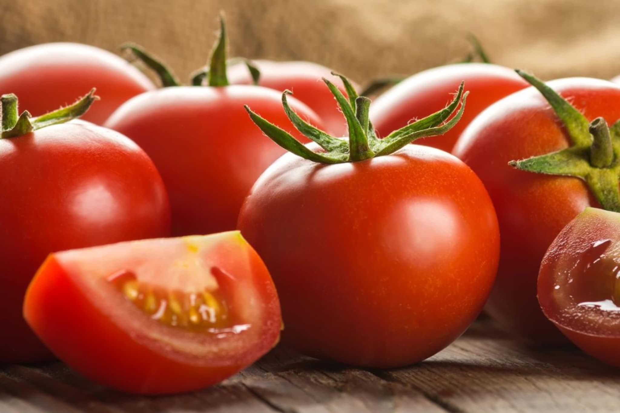 टोमॅटो पटकन नरम पडू नयेत यासाठी काय कराल? 'या' 5 टिप्सने महिनाभर टिकवा ताजेपणा टोमॅटो पटकन नरम पडू नयेत यासाठी काय कराल? 'या' 5 टिप्सने महिनाभर टिकवा ताजेपणा