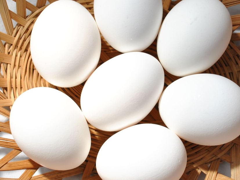 अंड्यांना 'शेल्फ लाइफ' (Shelf Life) असते आणि ती एका विशिष्ट मुदतीनंतर खराब होऊ लागतात. अंड्यांमध्ये साल्मोनेला (Salmonella) नावाचे बॅक्टेरिया वाढू शकतात, ज्यामुळे फूड पॉयझनिंगचा धोका निर्माण होतो. म्हणून, अंडी विकत घेताना आणि साठवताना काही वैज्ञानिक आणि सोप्या गोष्टी लक्षात ठेवणे आवश्यक आहे.